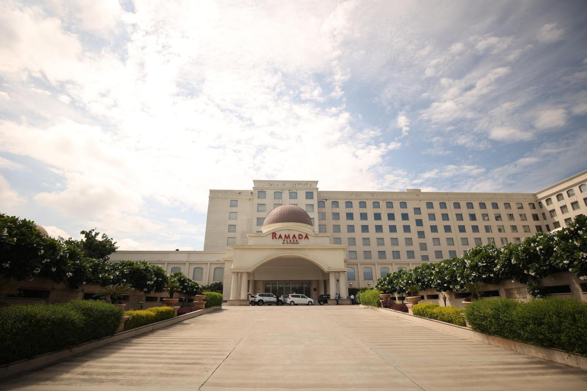 Ramada Plaza By Wyndham Lucknow Hotel Екстериор снимка