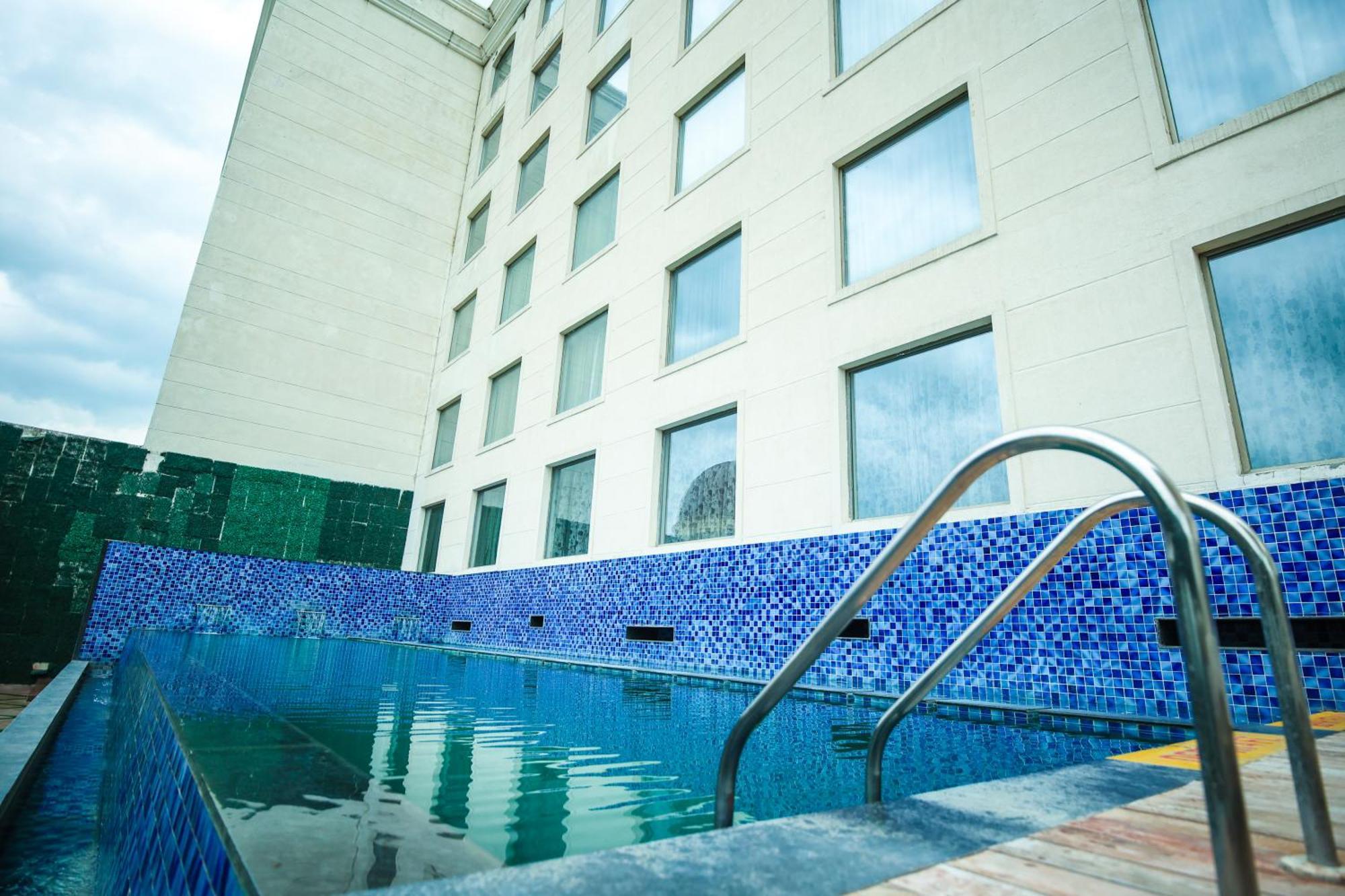Ramada Plaza By Wyndham Lucknow Hotel Екстериор снимка