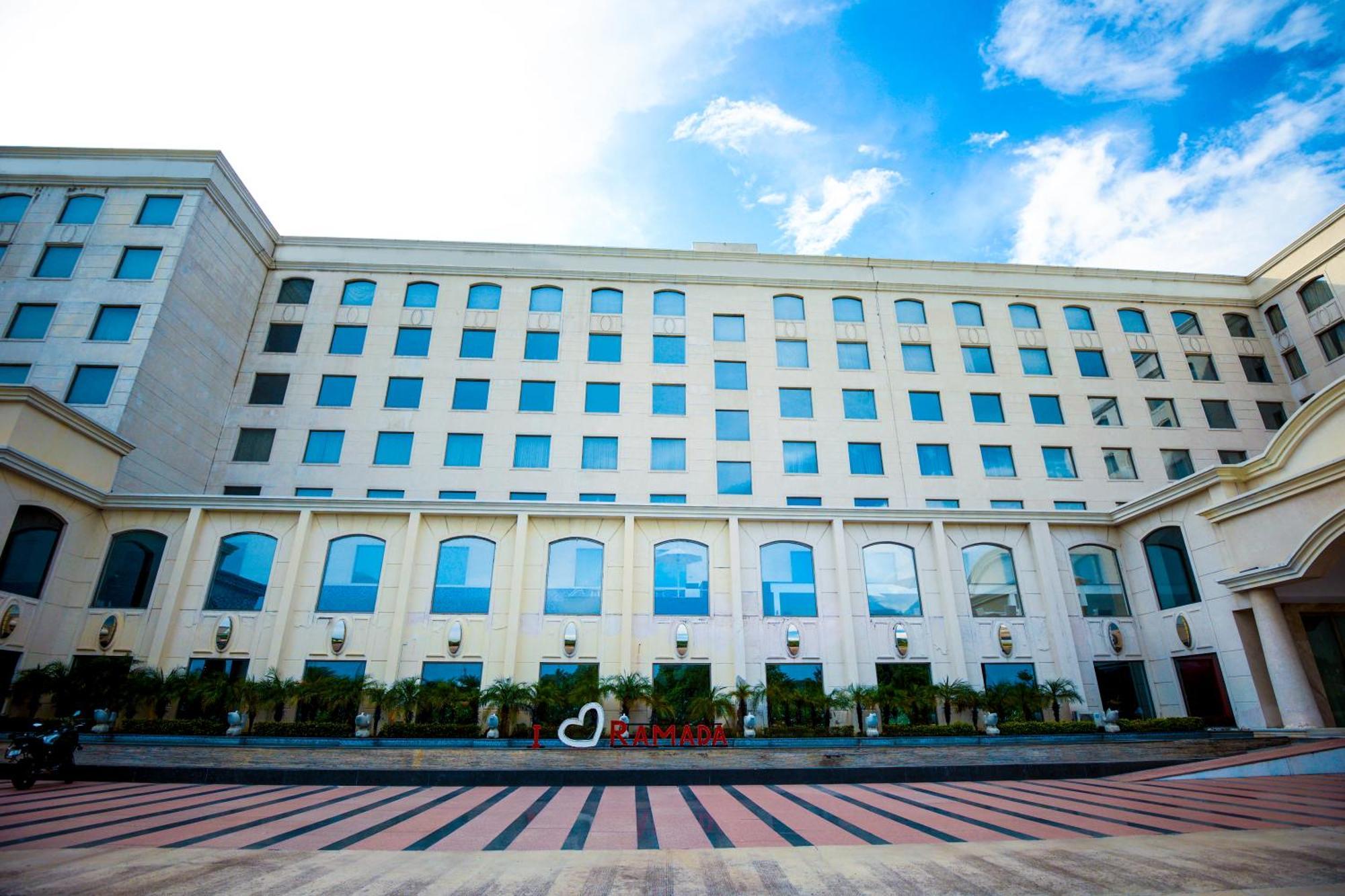 Ramada Plaza By Wyndham Lucknow Hotel Екстериор снимка