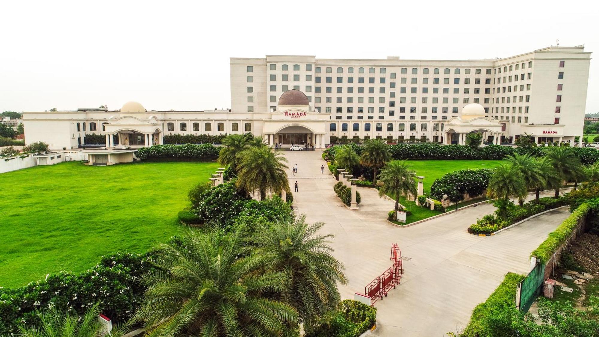 Ramada Plaza By Wyndham Lucknow Hotel Екстериор снимка