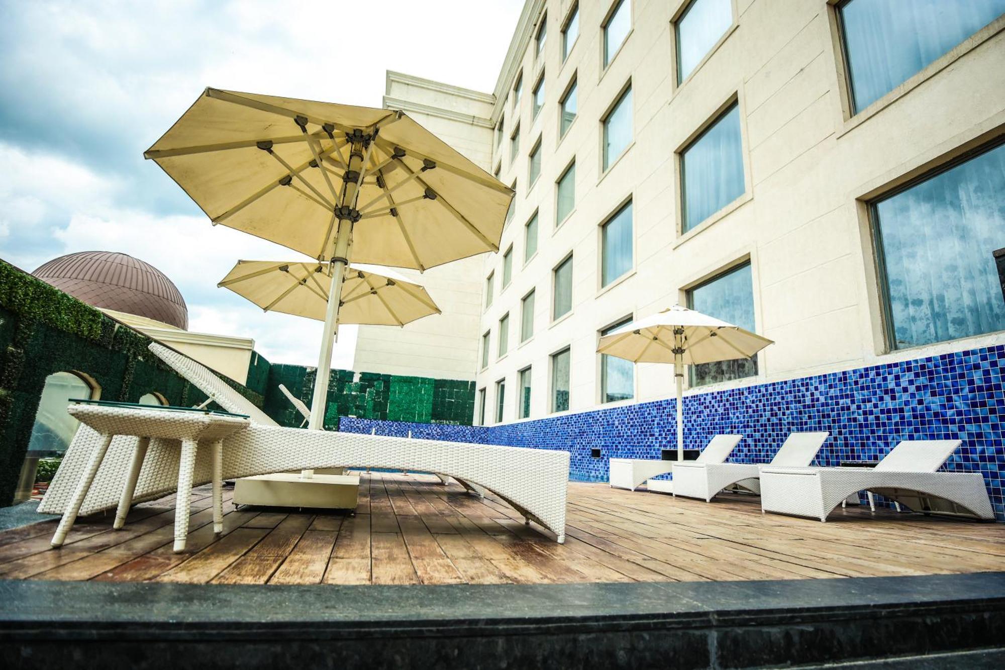Ramada Plaza By Wyndham Lucknow Hotel Екстериор снимка