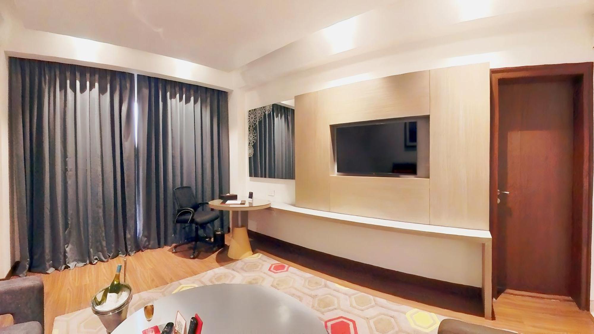 Ramada Plaza By Wyndham Lucknow Hotel Екстериор снимка